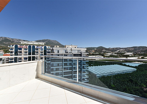 Furnished 4+1 penthouse with sea view in Mahmutlar