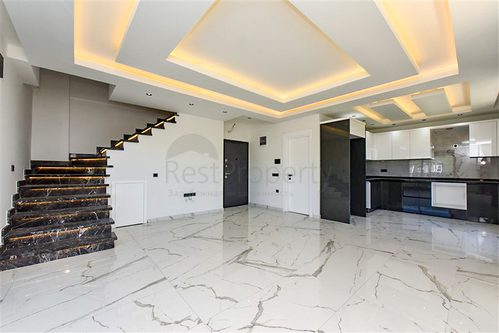 Three-bedroom penthouse with views of coniferous forests and the Mediterranean Sea