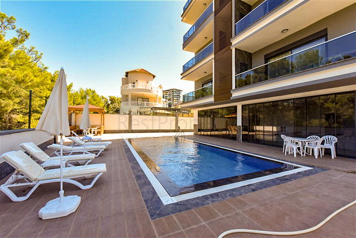 Three-bedroom penthouse with views of coniferous forests and the Mediterranean Sea