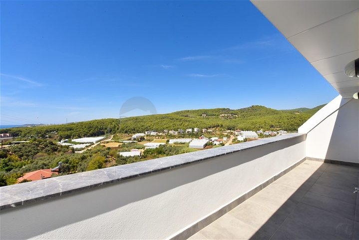 Three-bedroom penthouse with views of coniferous forests and the Mediterranean Sea