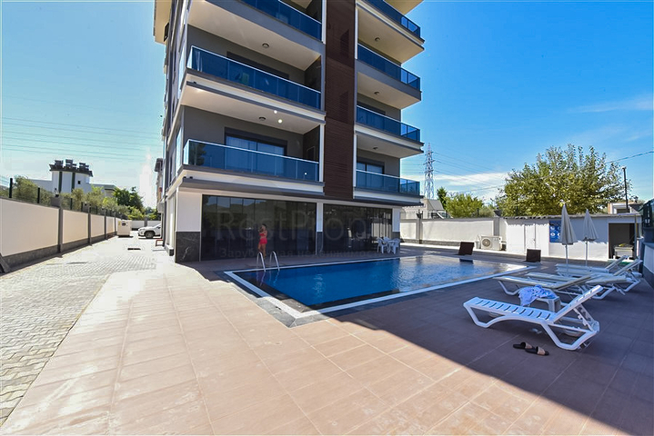 Three-bedroom penthouse with views of coniferous forests and the Mediterranean Sea