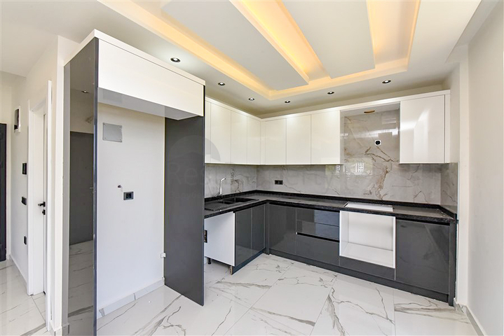 Three-bedroom penthouse with views of coniferous forests and the Mediterranean Sea