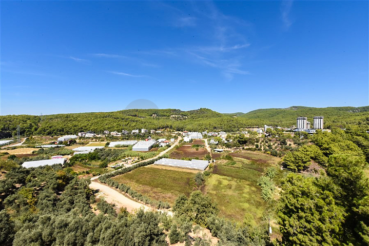 Three-bedroom penthouse with views of coniferous forests and the Mediterranean Sea