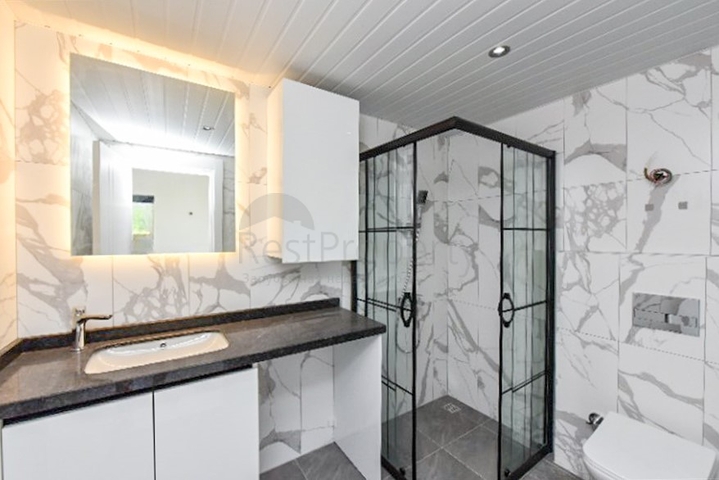 Three-bedroom penthouse with views of coniferous forests and the Mediterranean Sea