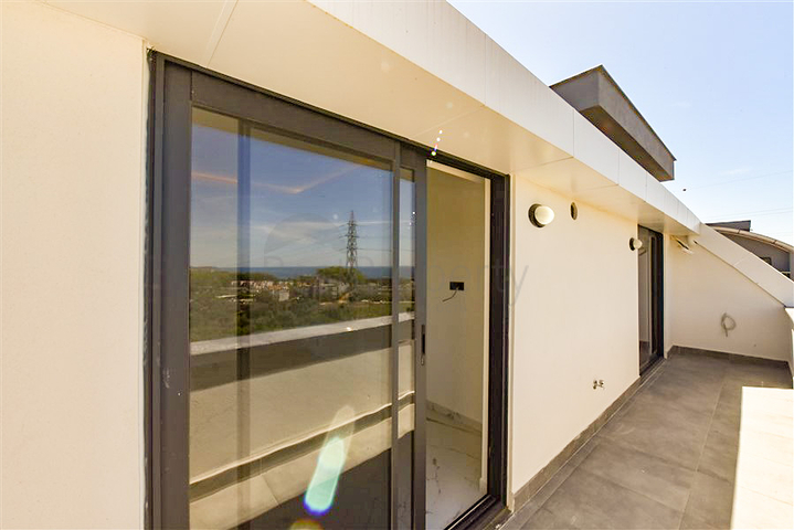 Three-bedroom penthouse with views of coniferous forests and the Mediterranean Sea