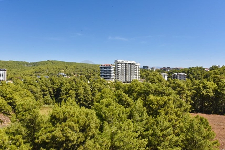 Three-bedroom penthouse with views of coniferous forests and the Mediterranean Sea
