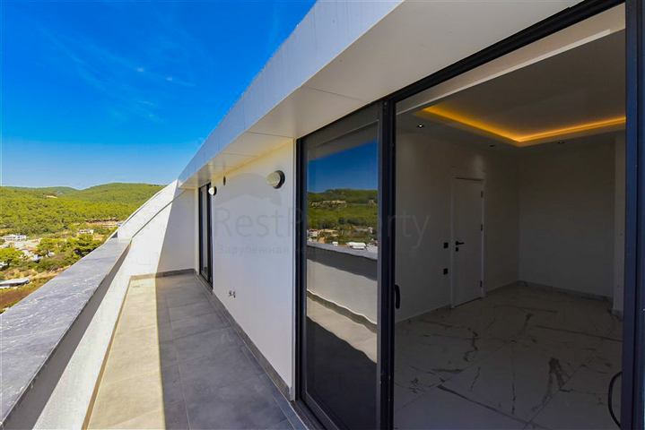 Three-bedroom penthouse with views of coniferous forests and the Mediterranean Sea