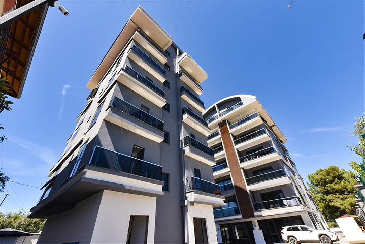 Three-bedroom penthouse with views of coniferous forests and the Mediterranean Sea