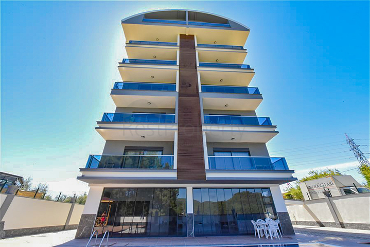 Three-bedroom penthouse with views of coniferous forests and the Mediterranean Sea