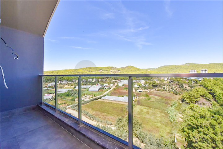 Three-bedroom penthouse with views of coniferous forests and the Mediterranean Sea