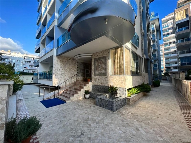 Beautiful apartment in a residence by the sea in the Mahmutlar area.