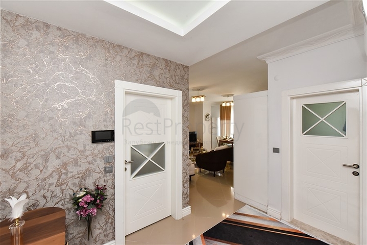 Beautiful apartment in a residence by the sea in the Mahmutlar area.