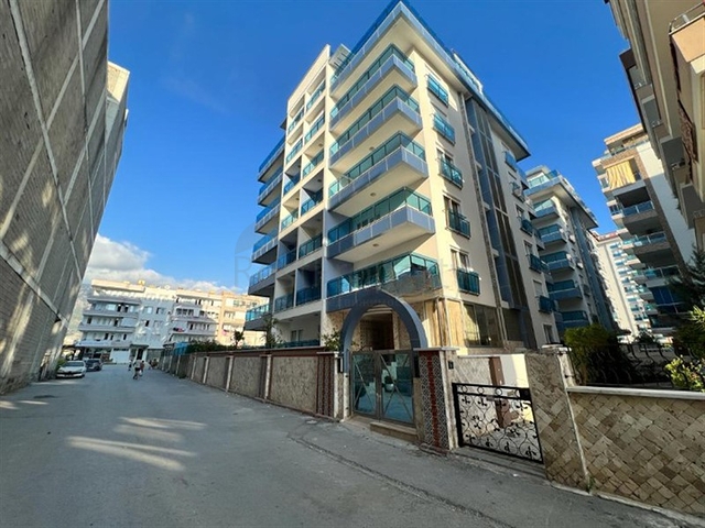 Beautiful apartment in a residence by the sea in the Mahmutlar area.