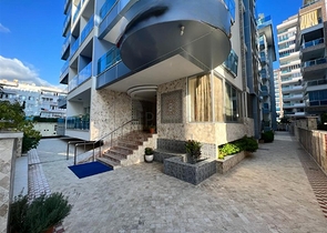 Beautiful apartment in a residence by the sea in the Mahmutlar area.