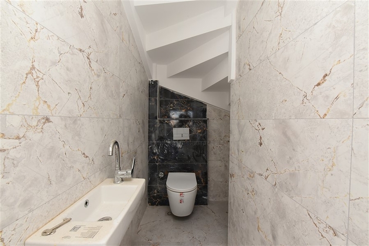 Large spacious penthouse in Kargicak