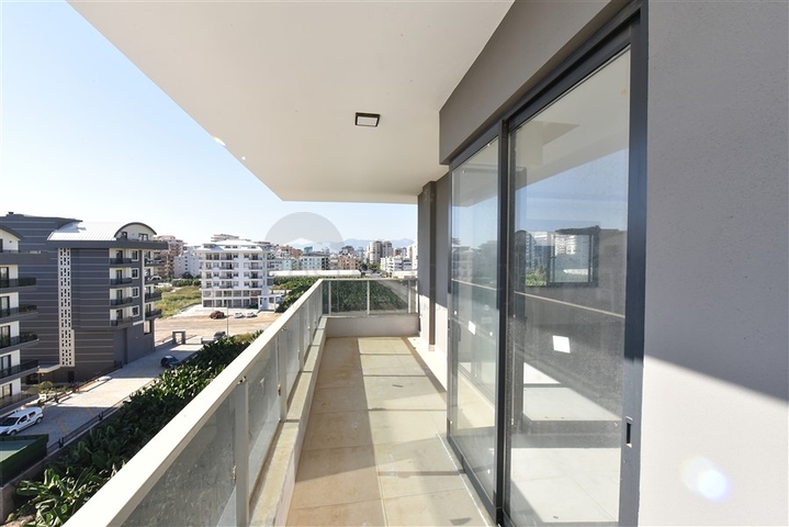 2+1 penthouse in a new house 400 m from the sea 