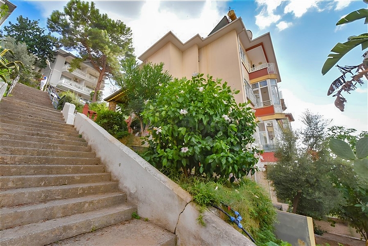 3+1 apartment with separate kitchen at the foot of the Alanya Fortress