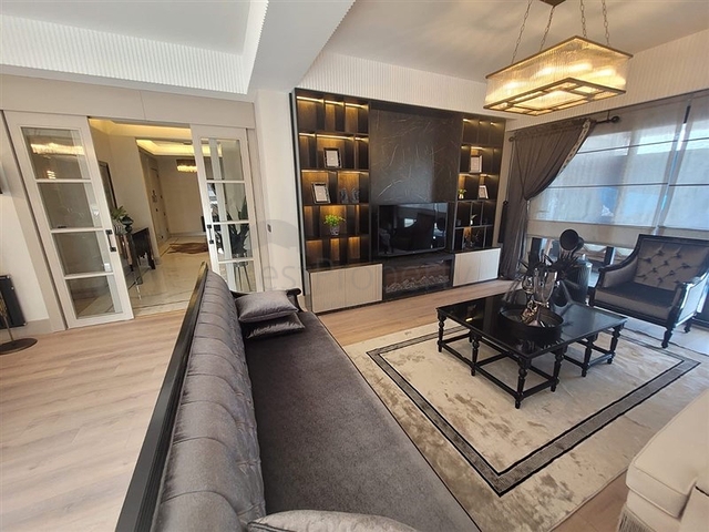 Spacious 5+1 apartments in the central area of Yenisehir