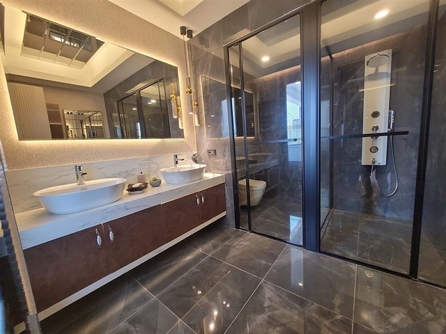 Spacious 5+1 apartments in the central area of Yenisehir