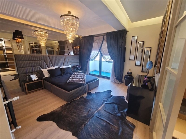 Spacious 5+1 apartments in the central area of Yenisehir