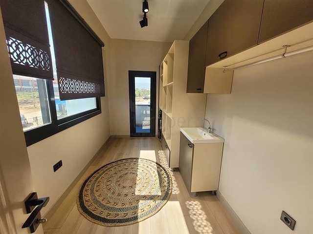 Spacious 5+1 apartments in the central area of Yenisehir