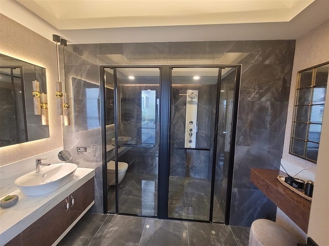 Spacious 5+1 apartments in the central area of Yenisehir