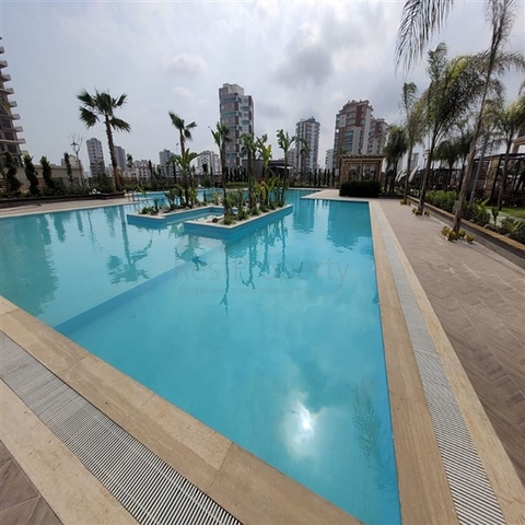 Spacious 5+1 apartments in the central area of Yenisehir