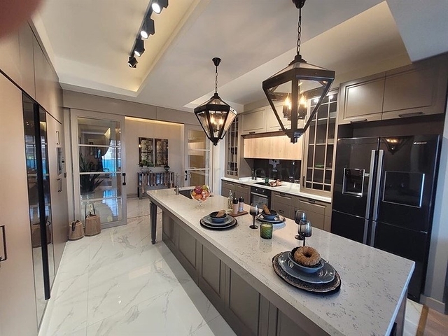 Spacious 5+1 apartments in the central area of Yenisehir