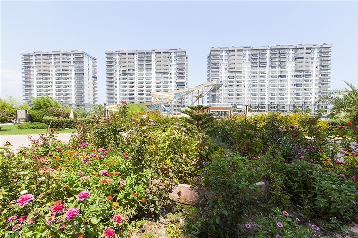 Apartments with hotel infrastructure on the first coastline