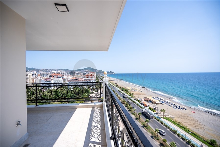 Spacious two-storey penthouse for citizenship on the first coastline 