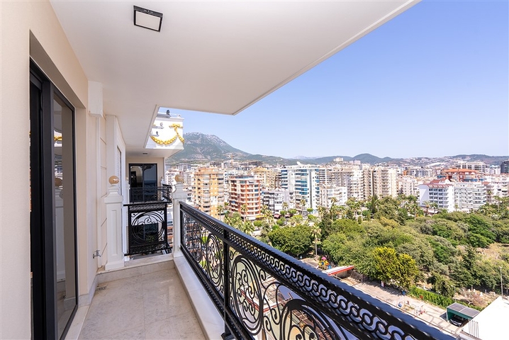 Spacious two-storey penthouse for citizenship on the first coastline 