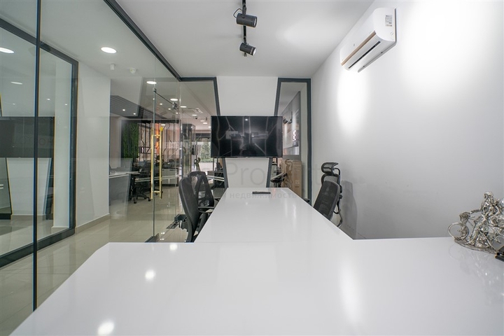 Equipped spacious office in a business center in Oba district