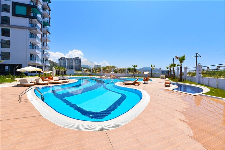 1+1 apartment with mountain and sea views in Mahmutlar district