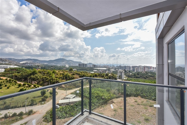 1+1 apartment with mountain and sea views in Mahmutlar district