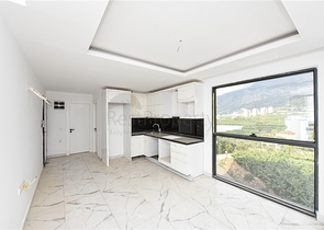 1+1 apartment with mountain and sea views in Mahmutlar district