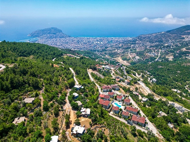 Furnished spacious apartment in a complex with sea and mountain views