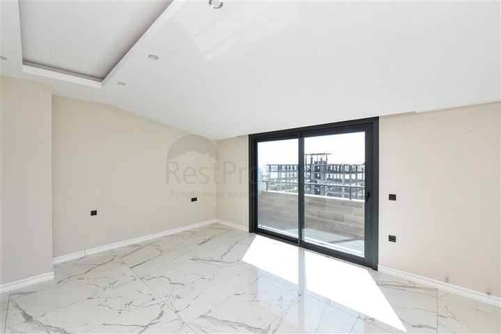 3+1 penthouse with separate kitchen on the first coastline in Kestel