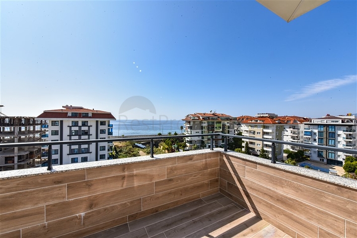 3+1 penthouse with separate kitchen on the first coastline in Kestel