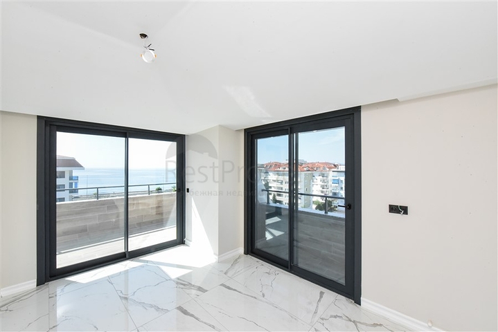 3+1 penthouse with separate kitchen on the first coastline in Kestel