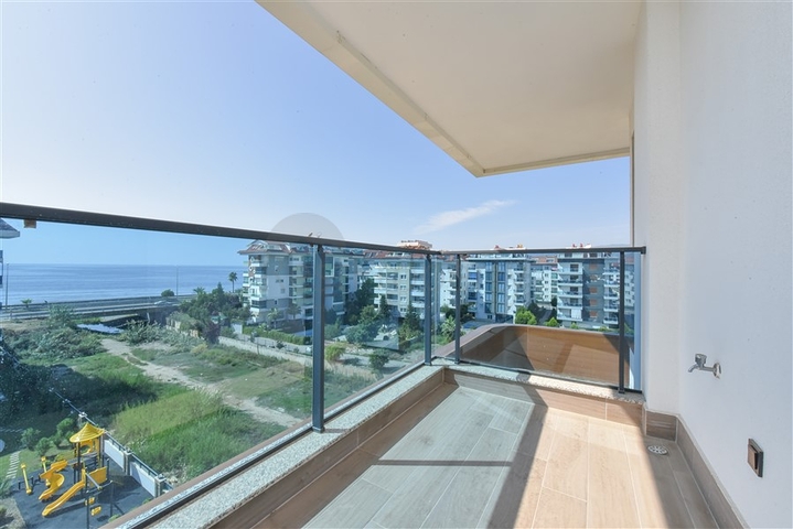 3+1 penthouse with separate kitchen on the first coastline in Kestel