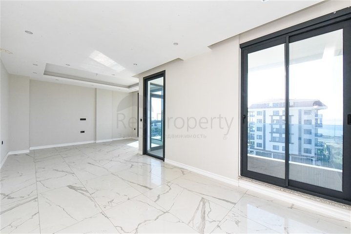 3+1 penthouse with separate kitchen on the first coastline in Kestel