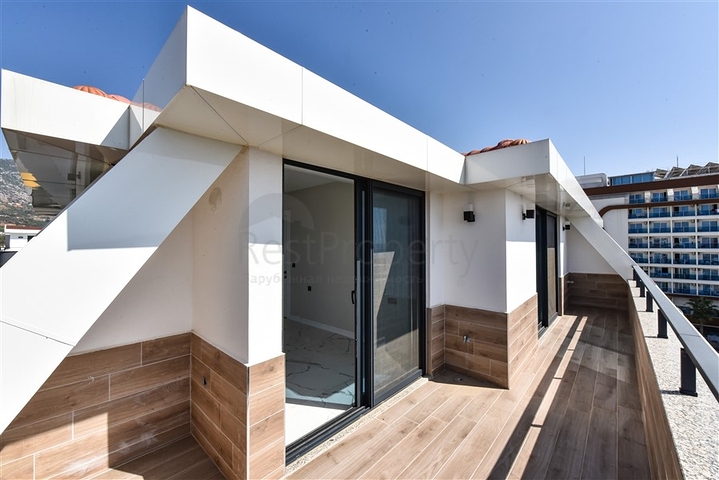 3+1 penthouse with separate kitchen on the first coastline in Kestel