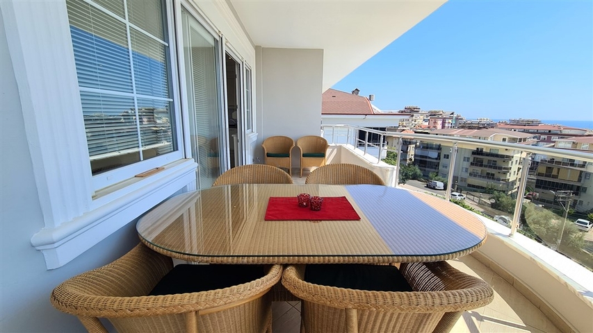 4+1 penthouse with sea view in the very center of Alanya