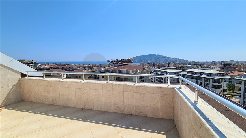 4+1 penthouse with sea view in the very center of Alanya