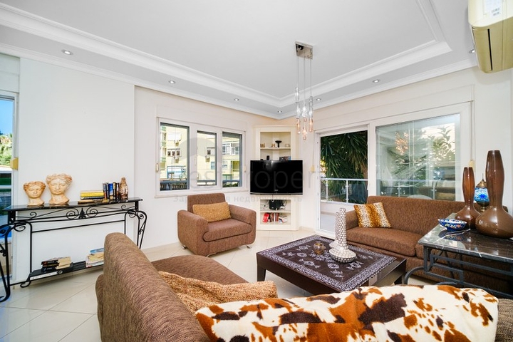 Spacious 3+1 apartment in the very center of Alanya