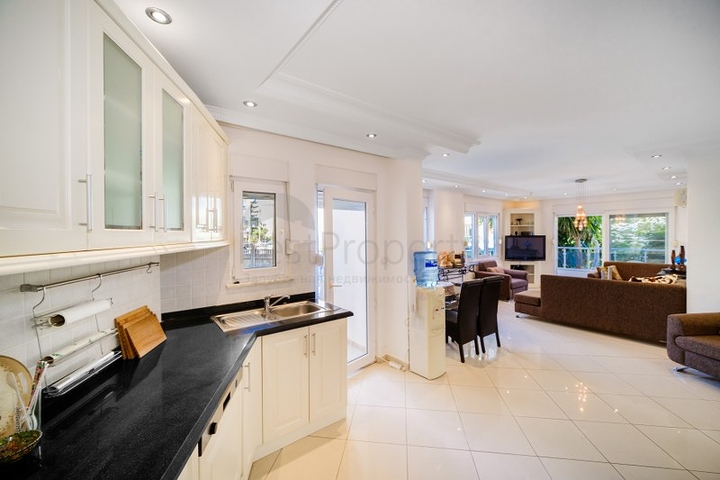 Spacious 3+1 apartment in the very center of Alanya