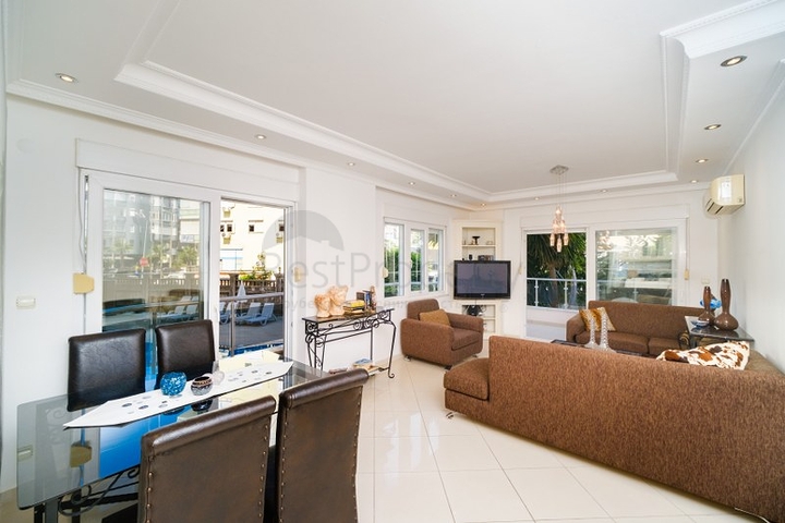 Spacious 3+1 apartment in the very center of Alanya