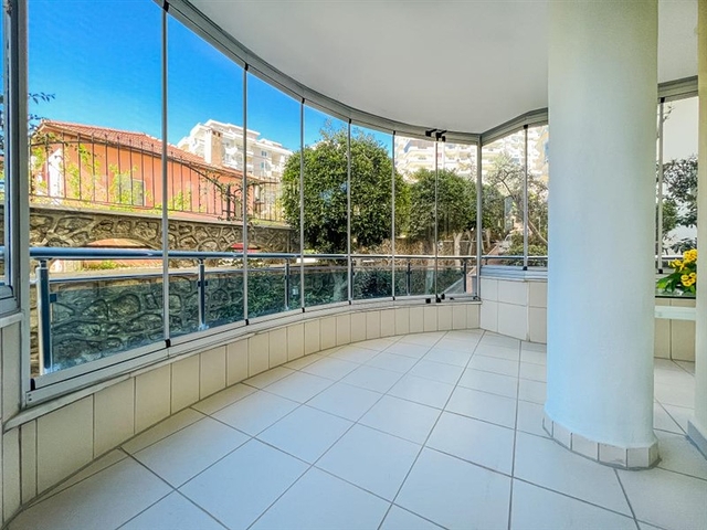 A linear 3+1 apartment for a large family