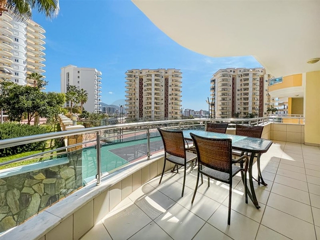 A linear 3+1 apartment for a large family