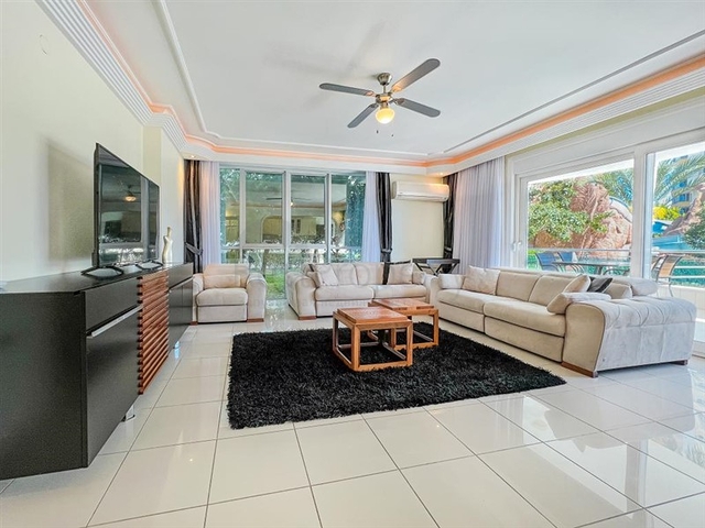 A linear 3+1 apartment for a large family